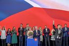 Zvolený prezident Petr Pavel ve štábu se svými příznivci. Zpěvák Ondřej Ruml zpívá českou hymnu.