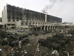 Hořící hotel Marriott v Islámábádu po sebevražedném atentátu