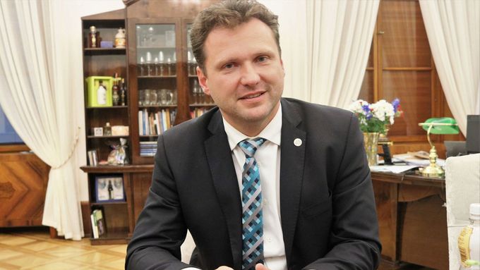 Předseda sněmovny Radek Vondráček rozzlobil mnohé opoziční politiky, protože svolal mimořádnou schůzi, aniž by řekl, že na ní nebude premiér Andrej Babiš