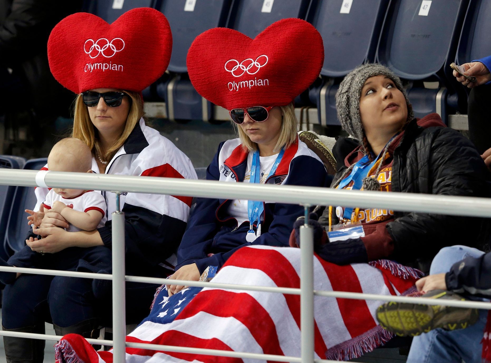 Fanoušci na olympiádě v Soči 2014: americké fanynky na culringu