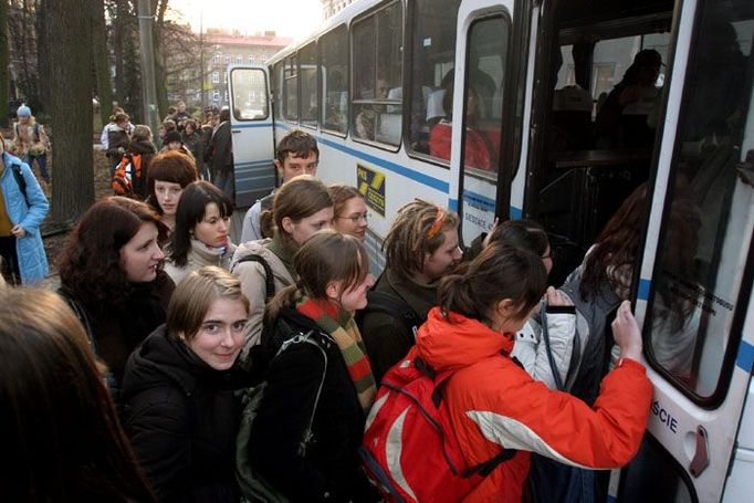 Školní autobusy svážejí děti z města a okolí. Na venkově i ve městech by si lidé přáli méně násilí ve školách.