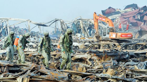 Města zahalil černý dým, z domů zbyly ruiny. Exploze chemikálií zabily tisíce lidí