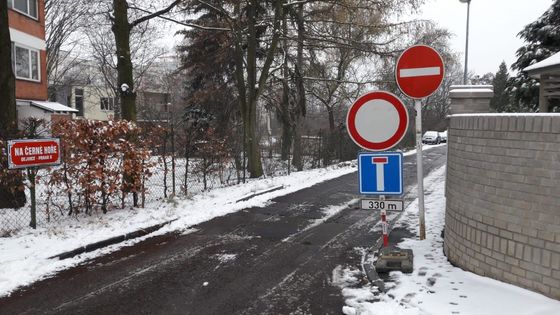 Někde upozornit na "jednosměrku" nestačí, musí se přidat ještě zákaz vjezdu a raději i slepou ulici.