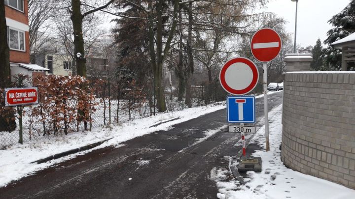 Nejlepší dopravní značky: Pozor na jezevčíky, zlihovanou silnici či tuplované zákazy