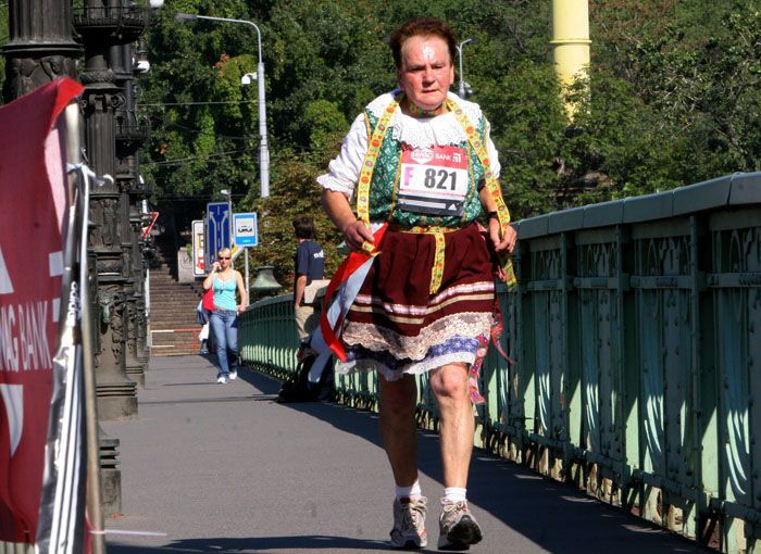 Běžci a běžkyně v ulicích Prahy