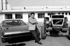 Příběh zrodu automobilky Lamborghini je vlastně docela známý, loni se dočkal dokonce filmové podoby, jakkoliv hodnocené poněkud rozporuplně. Ferruccio Lamborghini se narodil v roce 1916 a po druhé světové válce rozjel po sobě pojmenovanou továrnu na výrobu traktorů. Ta mimochodem existuje dodnes. Začalo se mu rychle dařit, a tak do svého portfolia přidal i další věci, například klimatizace. Obchod vzkvétal, Lamborghini měl spoustu peněz a jako každý zámožný Ital té doby jezdil ve Ferrari. Jenomže špičkový model 250 GT ho údajně příliš nepřesvědčil: byl hlučný a měl problémy se spojkou. A co udělá bohatý podnikatel s know-how, pokud se mu nelíbí auto konkurence, která navíc jeho výtky ignorovala? Ano, založí vlastní automobilku s řadou schopných inženýrů a konstruktérů a cílem dělat lepší auta než věhlasná konkurence. Alespoň tak nějak o tom vypráví slavná historka.