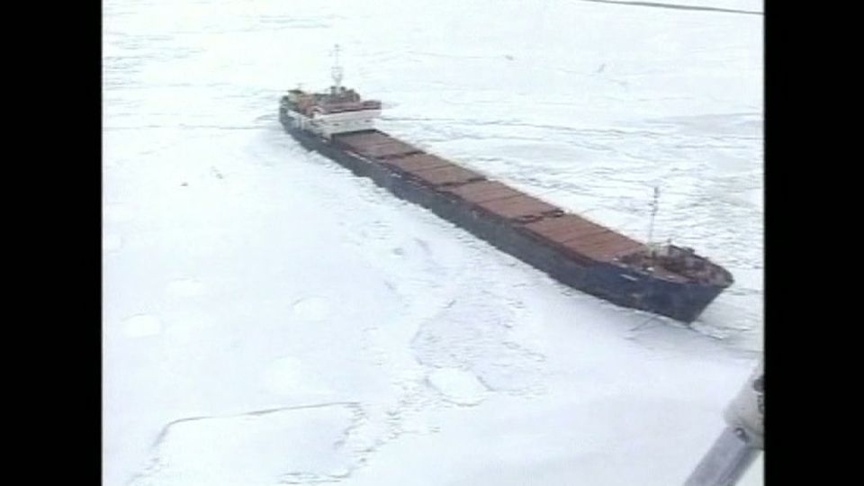 Azovského moře zamrzlo, lodě vyprošťují ledoborce