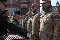 Vojáci se vrátili z Afghánistánu, dostali medaile