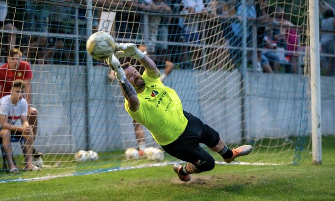 Jan Laštůvka v Oldřichovicích při soutěži o penaltového krále Třinecka.