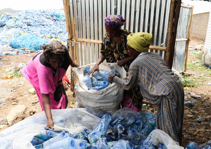 IOM ve spolupráci s místními úřady zřídila jednotku na recyklaci plastového odpadu.