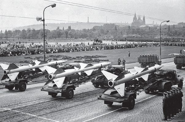 Komunistický režim vydával horentní sumy, aby působivě demonstroval odhodlanost bránit se útokům západního imperialsmu. Letenská pláň, 1962 | Foto: Vojenský historický ústav