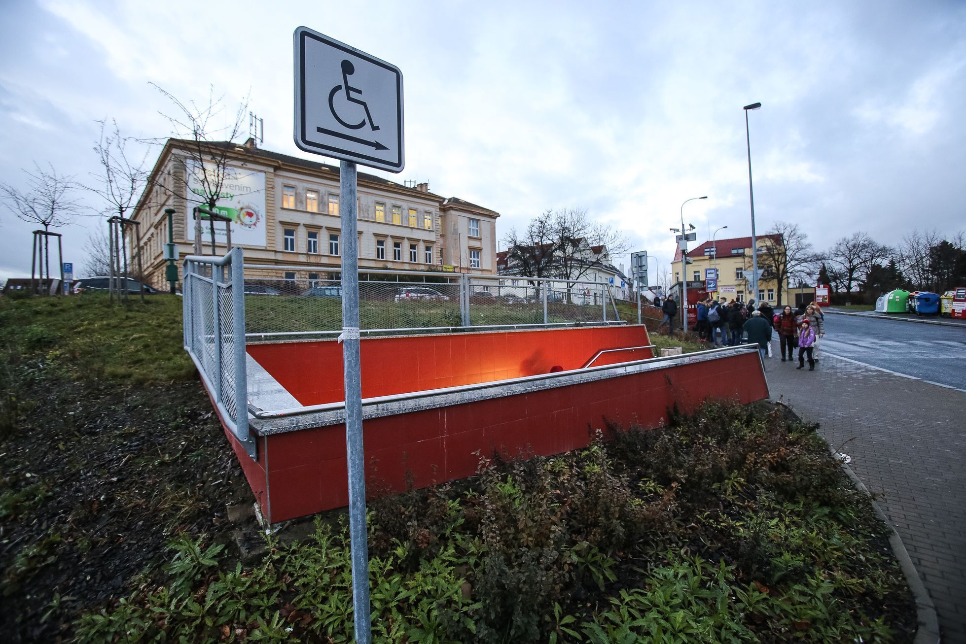 Stavba eskalátorů na Nádraží Veleslavín