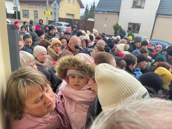 V Ostravě - Staré Bělé připravili místní lidé stovky potravinových balíčků a dárků uprchlíkům z Ukrajiny.