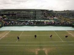 Také dnes už ve Wimbledonu pršelo