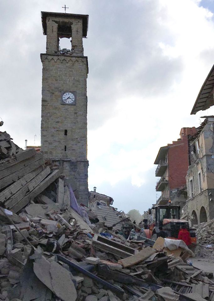 Kostelní věž v Amatrice zemětřesení přežila. Hodiny se zastavily krátce po půl čtvrté ráno, tedy ve chvíli otřesů.