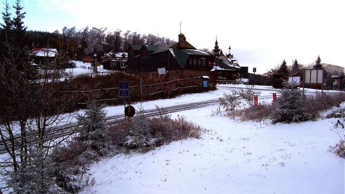 Ve tři hodiny odpoledne už byly Pustevny v Beskydech úplně pod sněhem a teploměr ukazoval tři pod nulou.