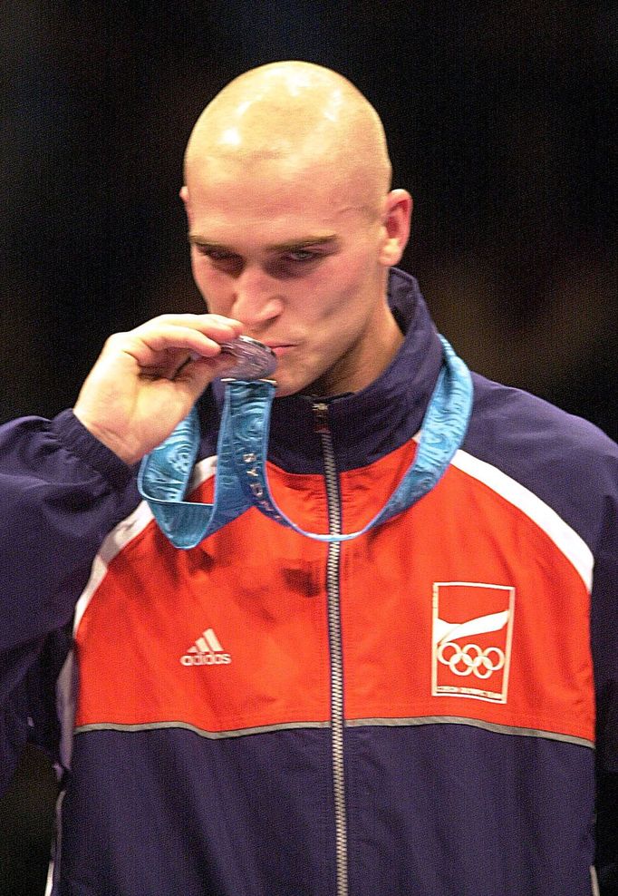 Český boxer Rudolf Kraj slaví stříbrnou medaili v polotěžké váze na LOH 2000 v Sydney.