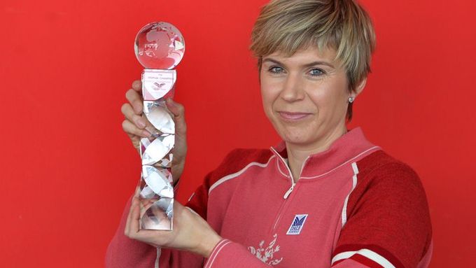 Prezidentka lyžařského šampionátu Kateřina Nemannová pózuje s trofejí pro nejrychlejší ženu na desetikilometrové trati.