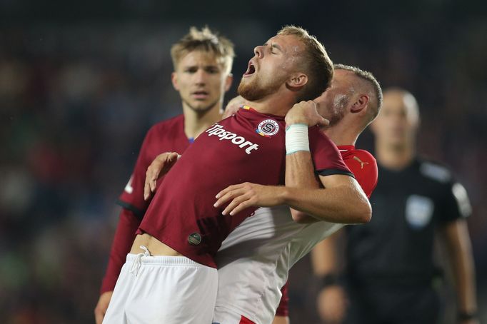 Martin Hašek mladší a Vladimír Coufal v derby Sparta - Slavia v 10. kole první ligy