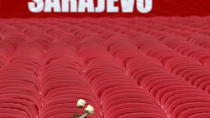 11 541 židlí rozestavili Sarajevané na Titotu ulici v Sarajevu. Přesně tolik lidí přišlo ve válce v letech 1992 až 1995 ve městě o život.