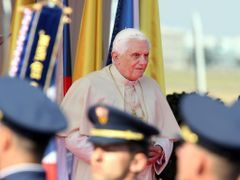 Benedikt XVI. po přistání v Praze.