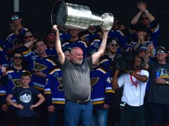 Doug Armstrong pracuje jako generální manažer St. Louis už od roku 2010. V sezoně 2018/19 se dočkal Stanley Cupu.