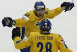 Švédsští hráči Johan Akerman a Dick Tarnström slaví jediný gól v zápase s Finskem.