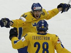 Švédsští hráči Johan Akerman a Dick Tarnström slaví jediný gól v zápase s Finskem.
