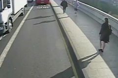 Běžec v Londýně zřejmě záměrně strčil ženu do silnice. Autobus ji jen těsně minul