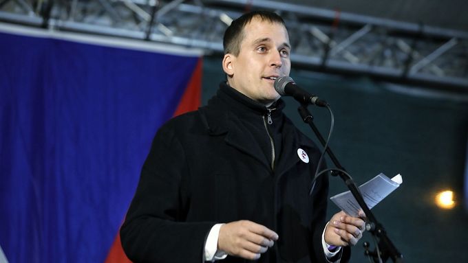 Lídr Prahy sobě Jan Čižinský při demonstraci proti Andreji Babišovi na pražském Klárově.