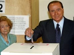"Štramák" Silvio Berlusconi přišel do milánské volební místnosti se svou matkou