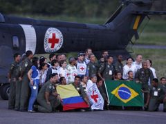 Kolumbijské FARC pustily na svobodu deset rukojmí. Šest policistů a čtyři vojáky vyzvedla z džungle brazilská helikoptéra.