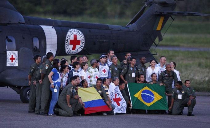 Kolumbijské FARC pustily na svobodu deset rukojmí. Šest policistů a čtyři vojáky vyzvedla z džungle brazilská helikoptéra.