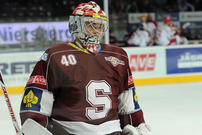 Hokejový brankář pražské Sparty Michal Neuvirth v utkání 6. kola Tipsport extraligy 2012/13 s Oceláři Třinec.