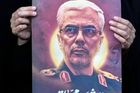 Írán, Teherán: demonstrantka drží portrét generála Mohammada Hosejna Bagerího, šéfa generálního štábu íránských ozbrojených sil, který zahynul při izraelském útoku.