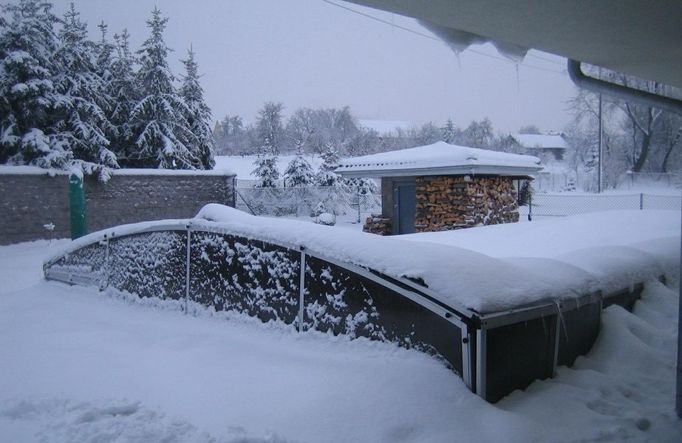 Těžký sníh často tuto zimu ničil zastřešení bazénů...