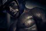 Issah Inusa odpočívá během tréninku v boxerské tělocvičně Attoh Quarshie Boxing Gym v Accře.