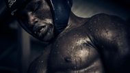 Issah Inusa odpočívá během tréninku v boxerské tělocvičně Attoh Quarshie Boxing Gym v Accře.