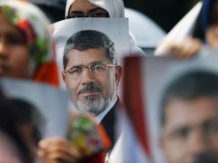 Muhammad Mursí je v ulicích přítomen dodnes.