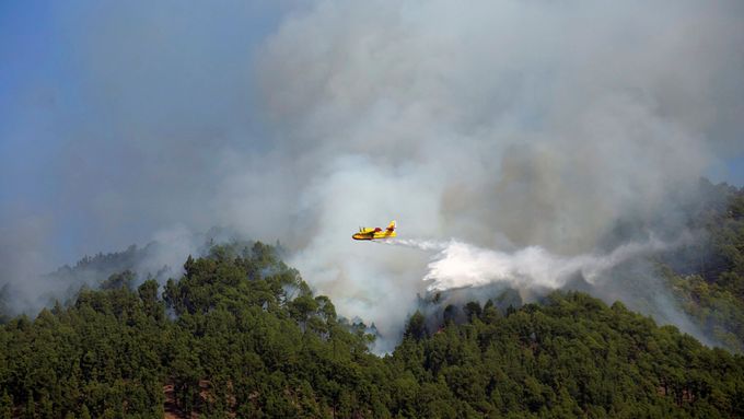 Lesní požár v Las Manchas na španělském ostrově La Palma.