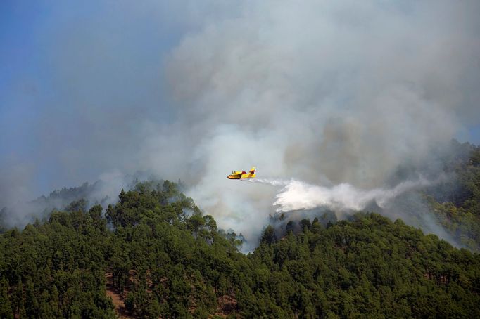 Lesní požár v Las Manchas na španělském ostrově La Palma.