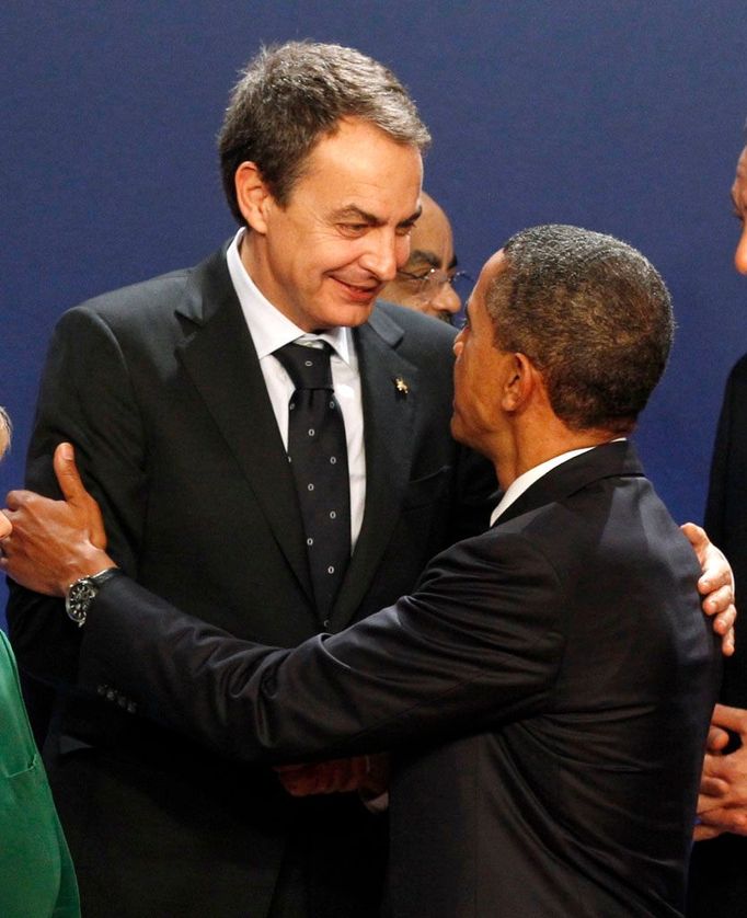 Španělský premiér José Luis Zapatero v objetí Baracka Obami. Summit G20 v Cannes.