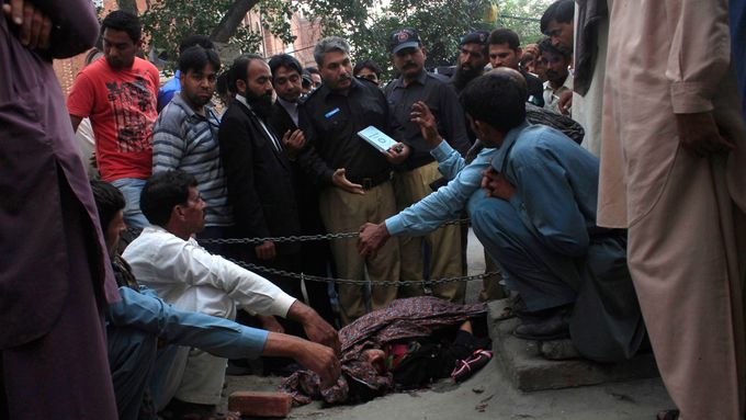 Tělo ukamenované ženy na ulici v Láhauru.