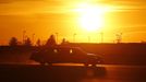 The car carrying U.S. President Barack Obama drives towards Air Force One at Rickenbacker Inland Port in Columbus, Ohio, as the sun sets ending a three-day campaign swing to California and Ohio, October 9, 2012. REUTERS/Larry Downing (UNITED STATES - Tags: POLITICS ELECTIONS USA PRESIDENTIAL ELECTION) Published: Říj. 10, 2012, půlnoc