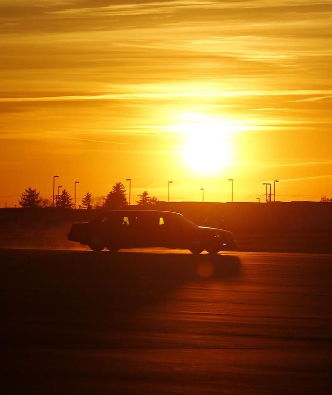 The car carrying U.S. President Barack Obama drives towards Air Force One at Rickenbacker Inland Port in Columbus, Ohio, as the sun sets ending a three-day campaign swing to California and Ohio, October 9, 2012. REUTERS/Larry Downing (UNITED STATES - Tags: POLITICS ELECTIONS USA PRESIDENTIAL ELECTION) Published: Říj. 10, 2012, půlnoc