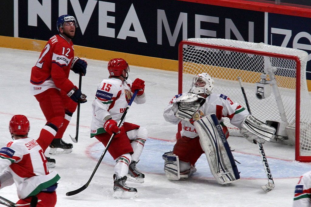 MS v hokeji 2013, Česko - Bělorusko: Jiří Novotný - Arťom Demkov (15) a Vitalij Belinskij