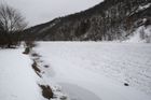 Od Mokropsů až po Černošice je řeka dva kilometry zamrzlá.