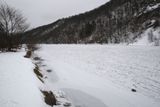 Od Mokropsů až po Černošice je řeka dva kilometry zamrzlá.
