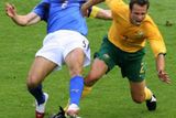 Australan Lucas Neill (vpravo) atakuje Fabia Cannavara z Itálie.