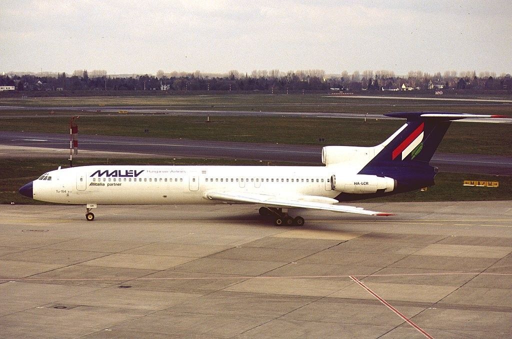 Letoun UT-154, patřící maďarské společnosti Malév. Fotografie je z roku 1994.